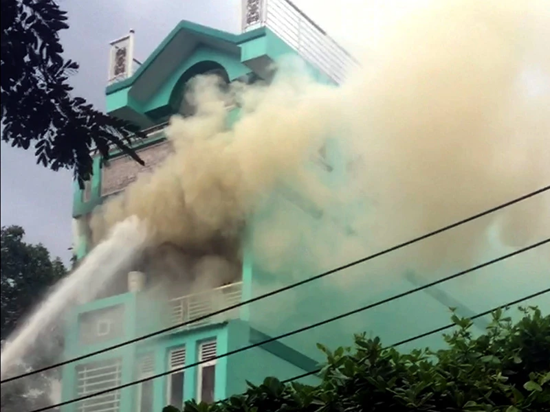 Người đàn ông có biểu hiện "ngáo đá" chém công an rồi đốt nhà cố thủ